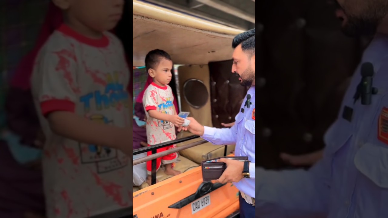 Traffic Police helping people video traffic Police logo ki madad krty huey Traffic Police helping