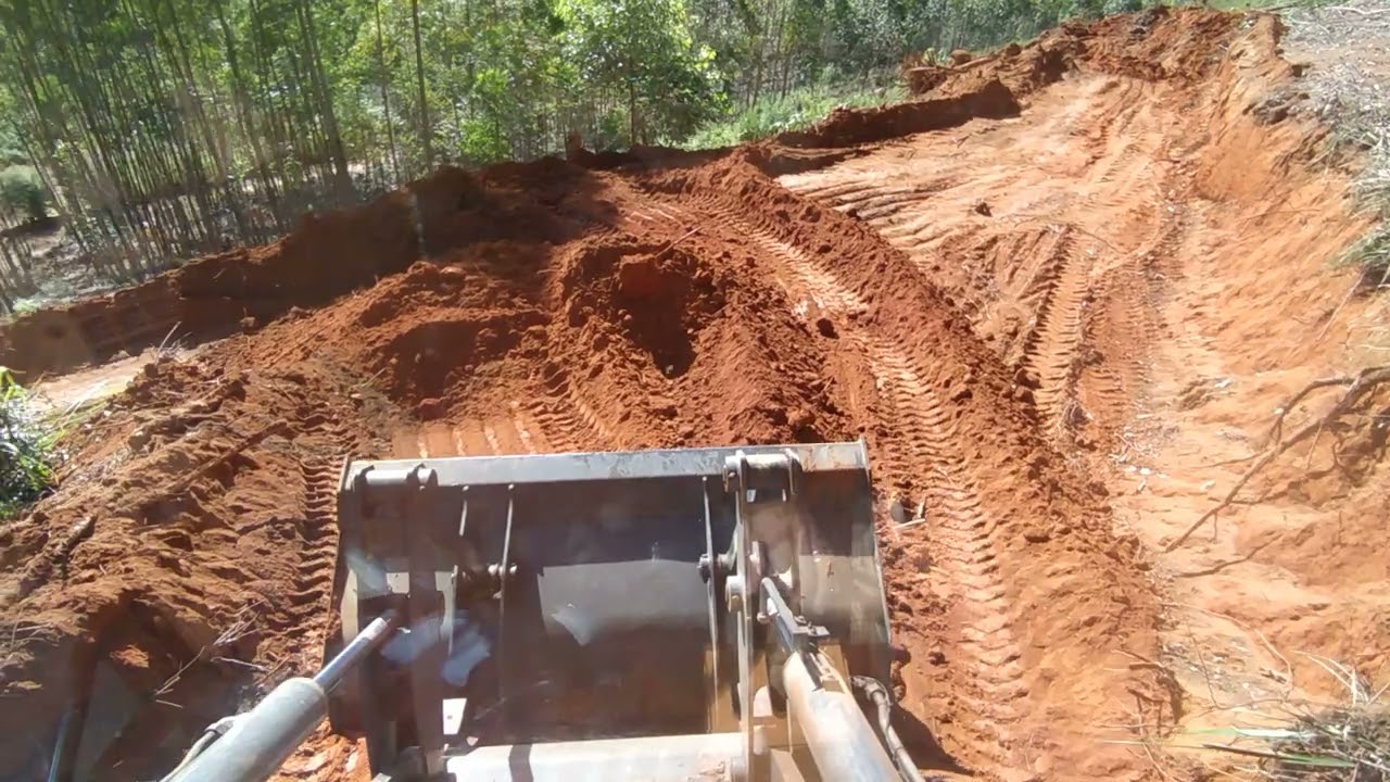 pá carregadeira W20E fazendo curva morro abaixo e algumas dicas de como fazer 🙏🚜