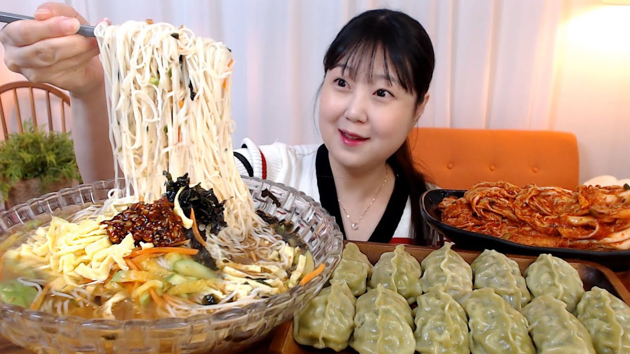 뜨끈한 잔치국수 김장김치 고추송송 맵짤이만두 먹방Janchi Guksu Kimchi Spicy Dumplings Koreanfood Mukbang