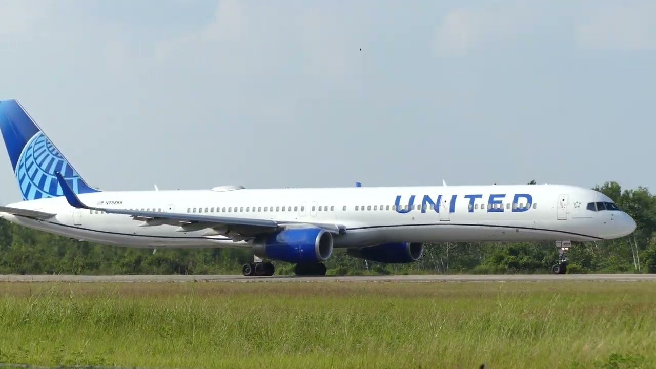 United Boeing 757-324 landing and departure from Belize
