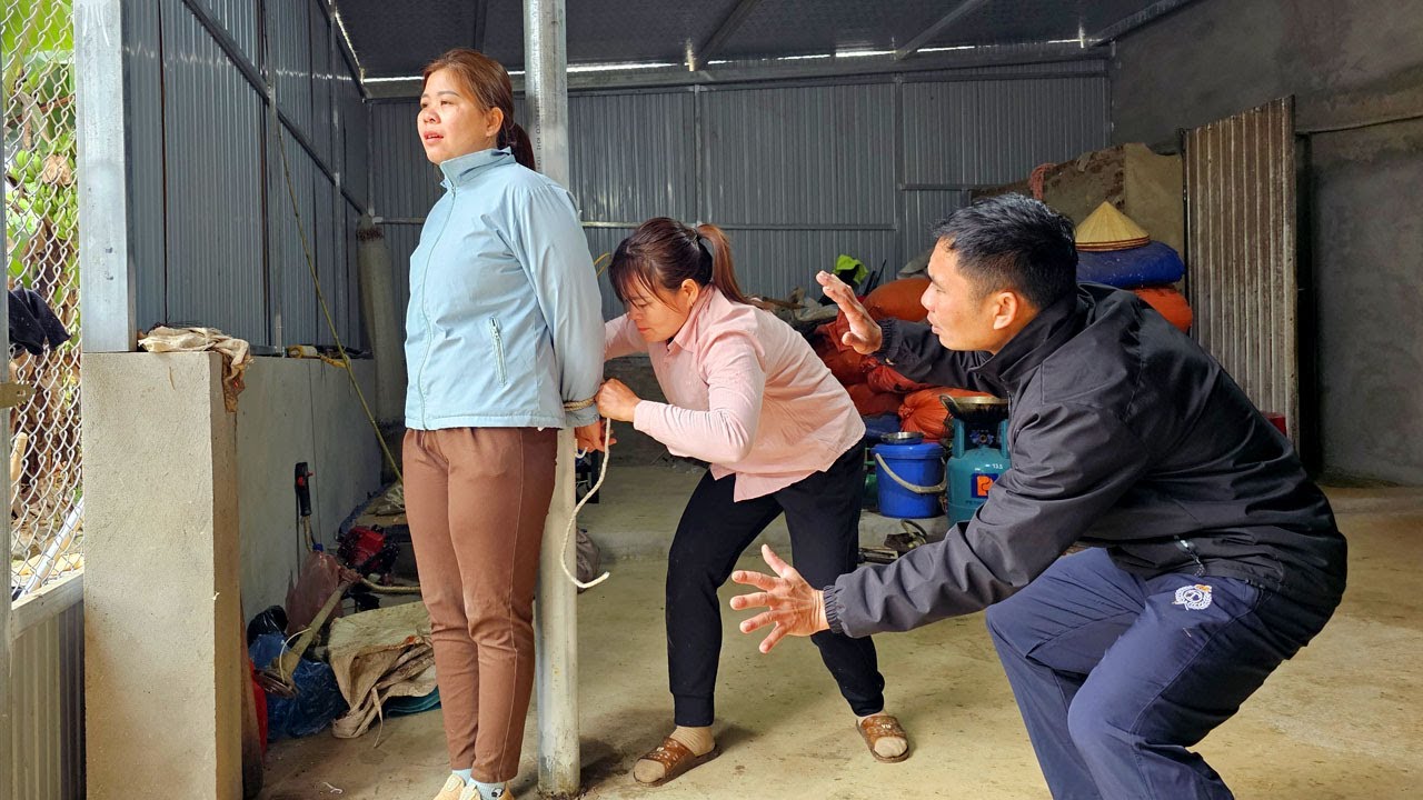 Dao captured Sua. Will Sua return the property to Dao? Who will Duong support?