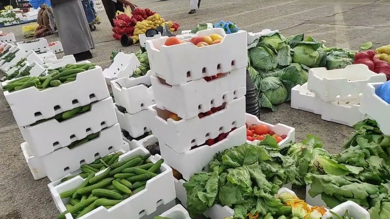 سوق الخضار في عنيزه الصبح بدري خضار جميل جايه من المزرعه