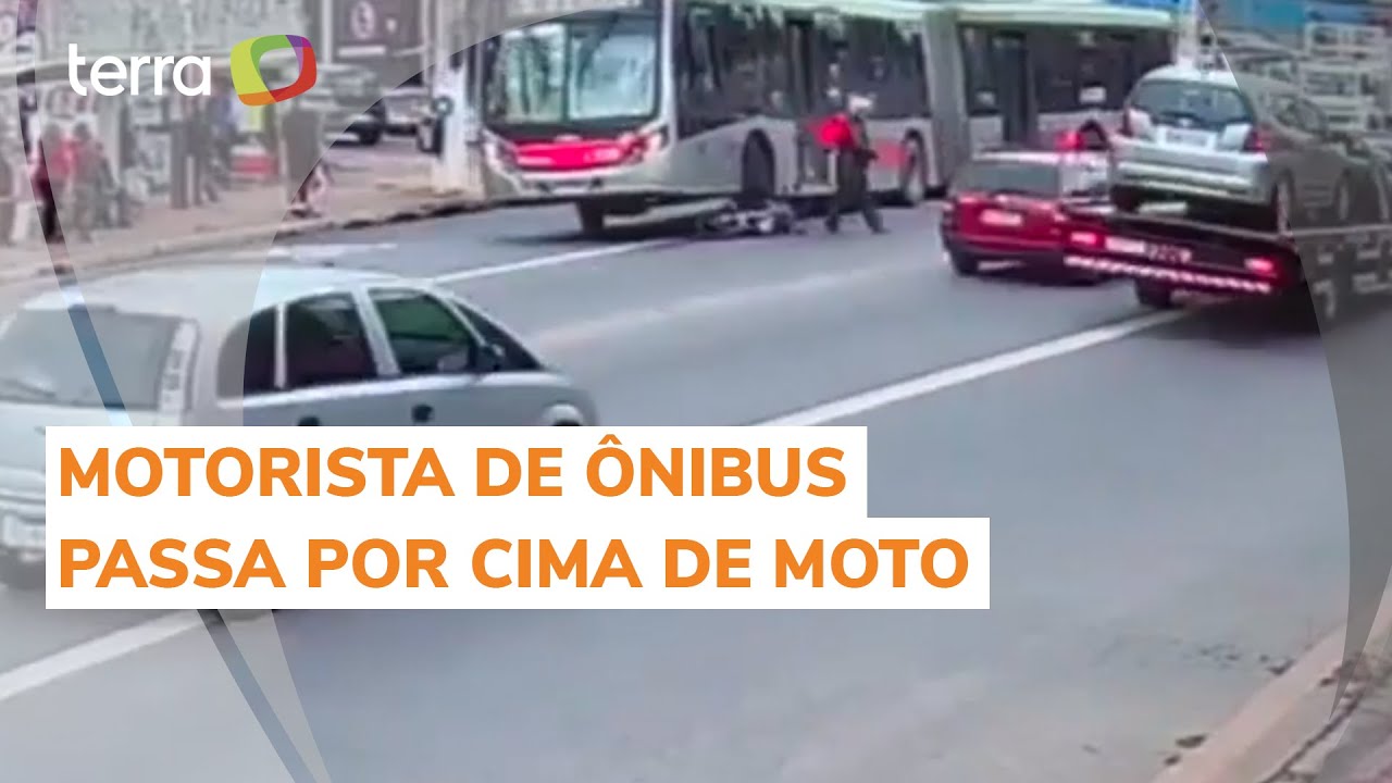 Motorista de ônibus passa por cima de moto durante briga de trânsito em SP