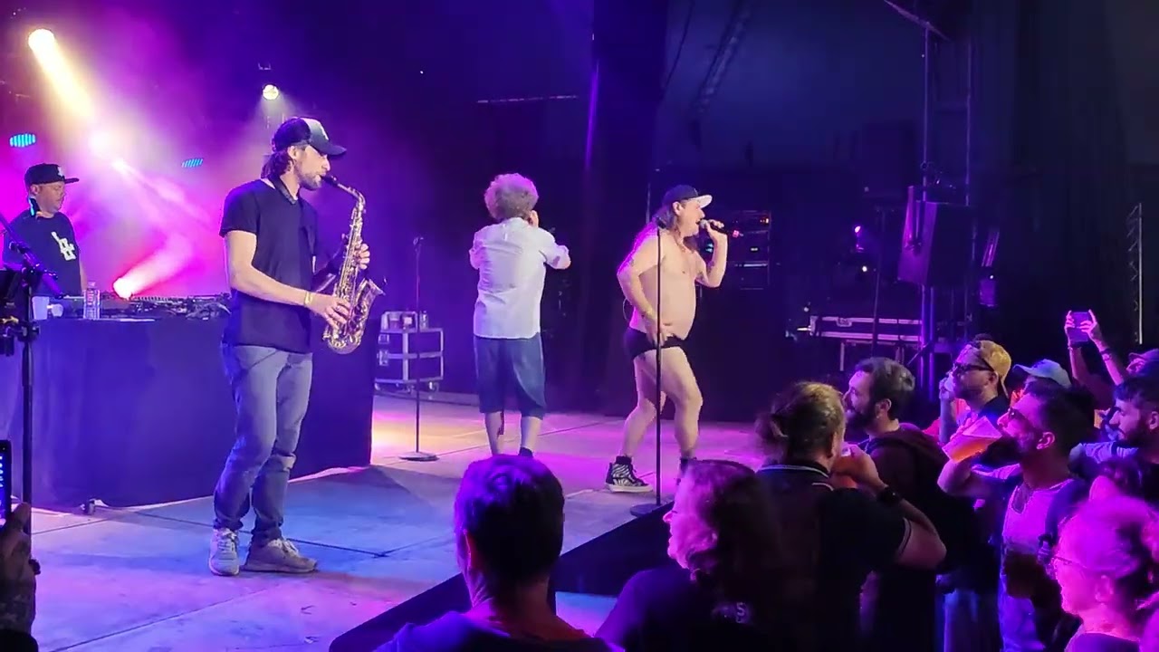 Gérard Baste reprend Georges Michael en slip Au festival sur Les pointes 2023