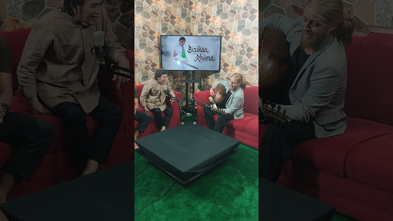 Rhoma Irama mendengar lagu @debuonline  Mustafa hbs bisikan rhoma @RhomaIramaOfficial