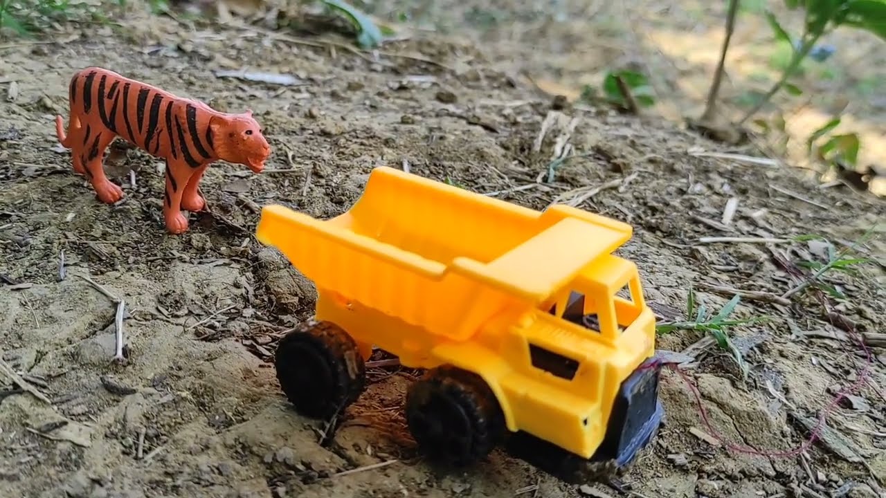 🚛 Jungle Express Truck 🚛 | Sher, Hathi, Giraffe Pani Peene Gaye Nadi 🌊 | Fun Animal Toy Story 🦁🐘🦒