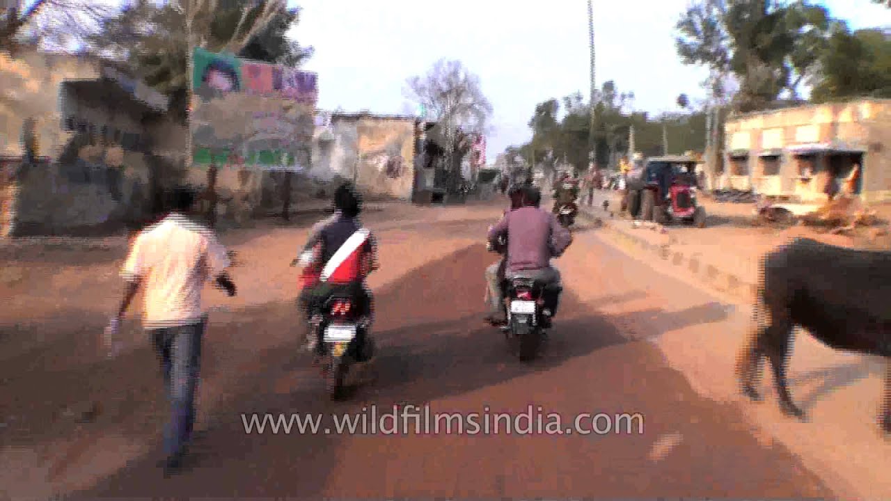 Passing through the congested streets of Dausa