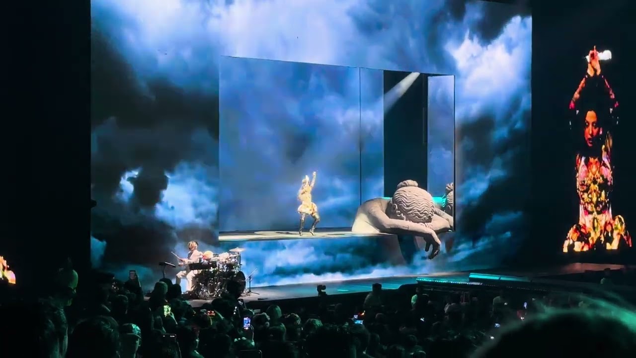 Obra de Dios. Mon Laferte Autopoietica tour Palacio de los deportes tour 2024