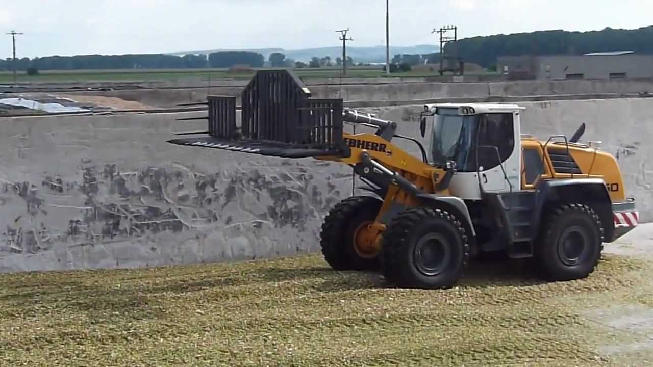 Liebherr L550 - zakládání siláže .MTS
