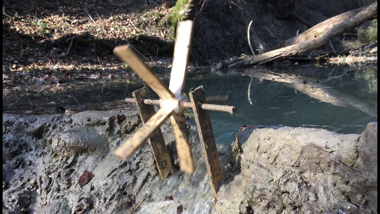 Wir bauen eine Staumauer aus Lehm und Steinen