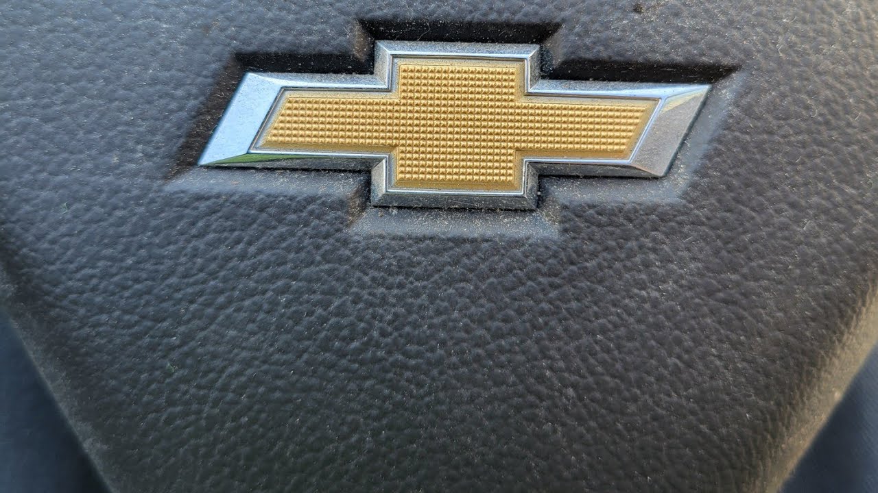 Снятие подушки безопасности рулевого колеса Chevrolet Cruze 2017 года