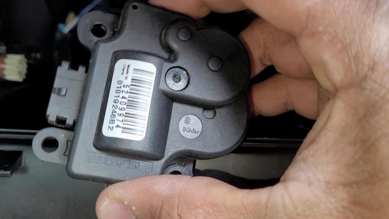 Glove Box Clicking? Passenger Blend Door Actuator Replacement, Chevy Impala (Minute Maintenance)