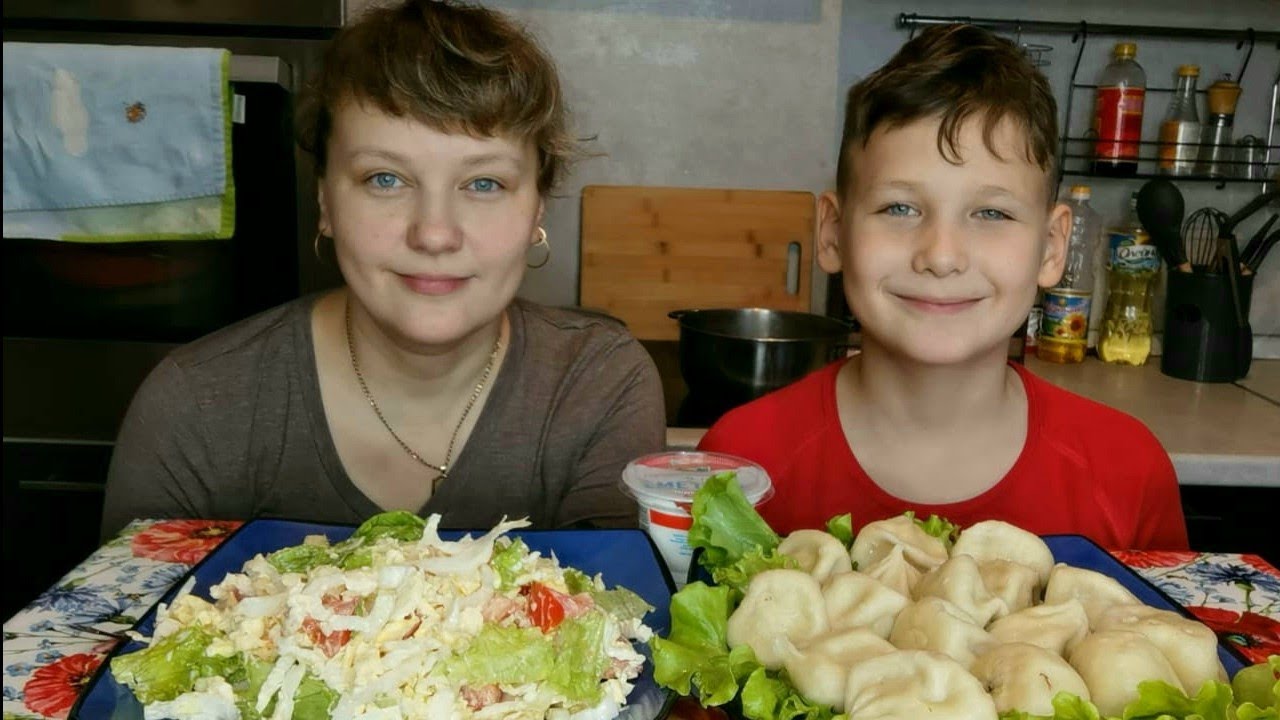 Мукбанг Любимые хинкали, салат с жареным яйцом/Я решила уехать 🤔