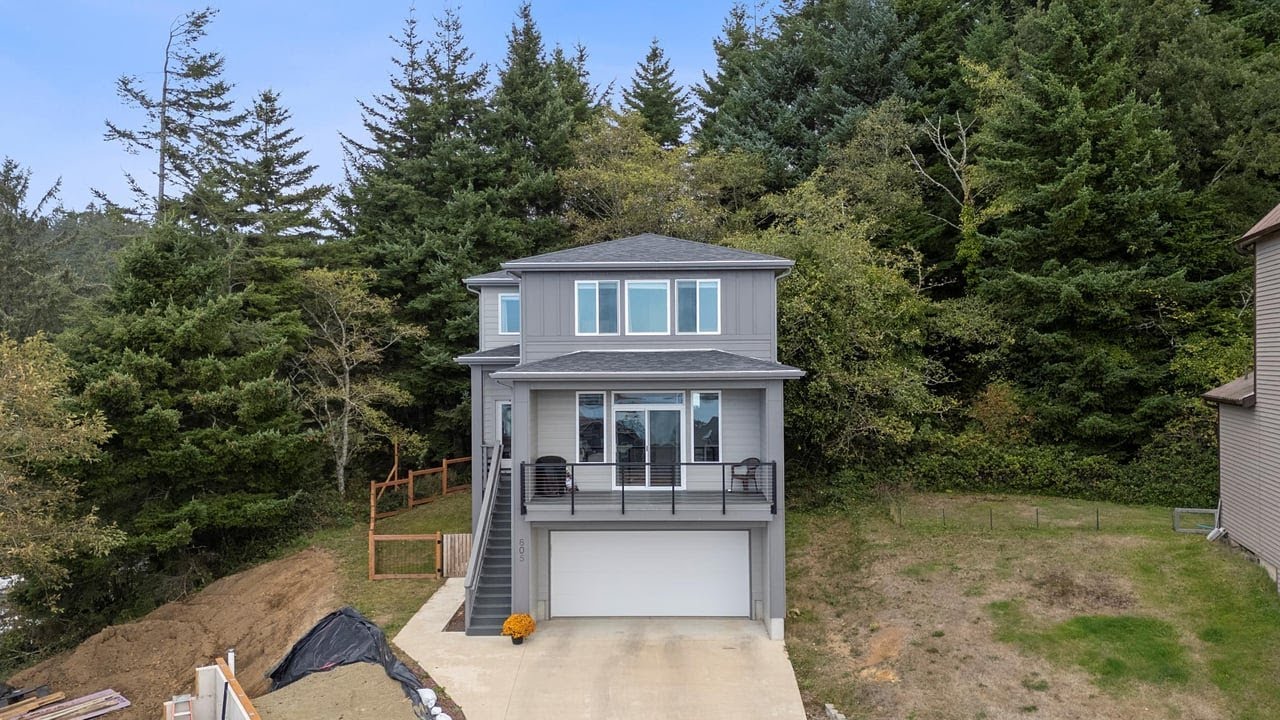 805 SE Crescent Pl, Newport, OR