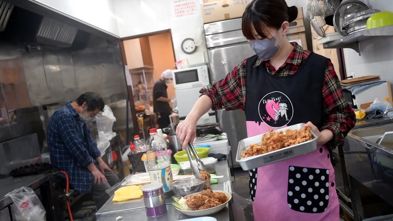富山）20個のからあげ定食を果敢に攻める客！難病と闘う女性店主の漫画盛り定食食堂に密着取材