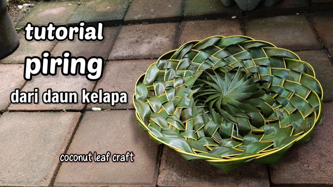 Cara membuat piring dari daun kelapa