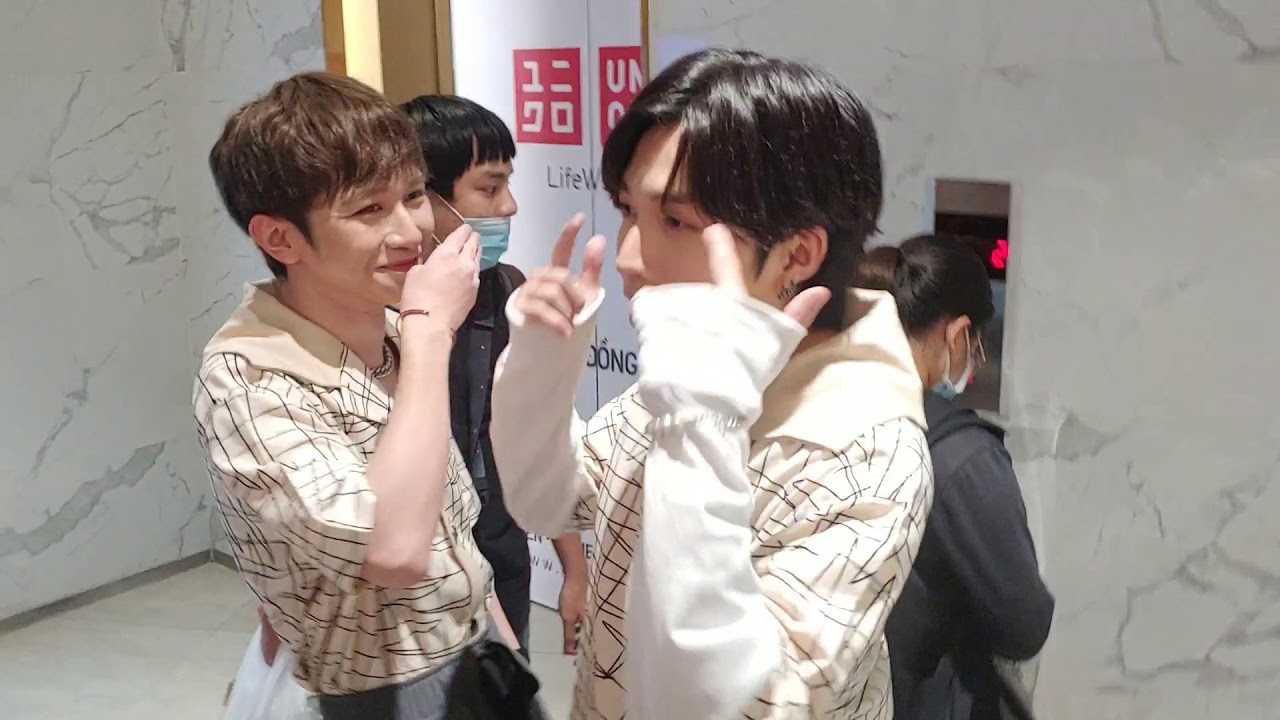 Cody - Hoàng Dương diện áo đôi, cử chỉ tình cảm dành cho nhau giữa chốn đông người,  Nicky đứng xem