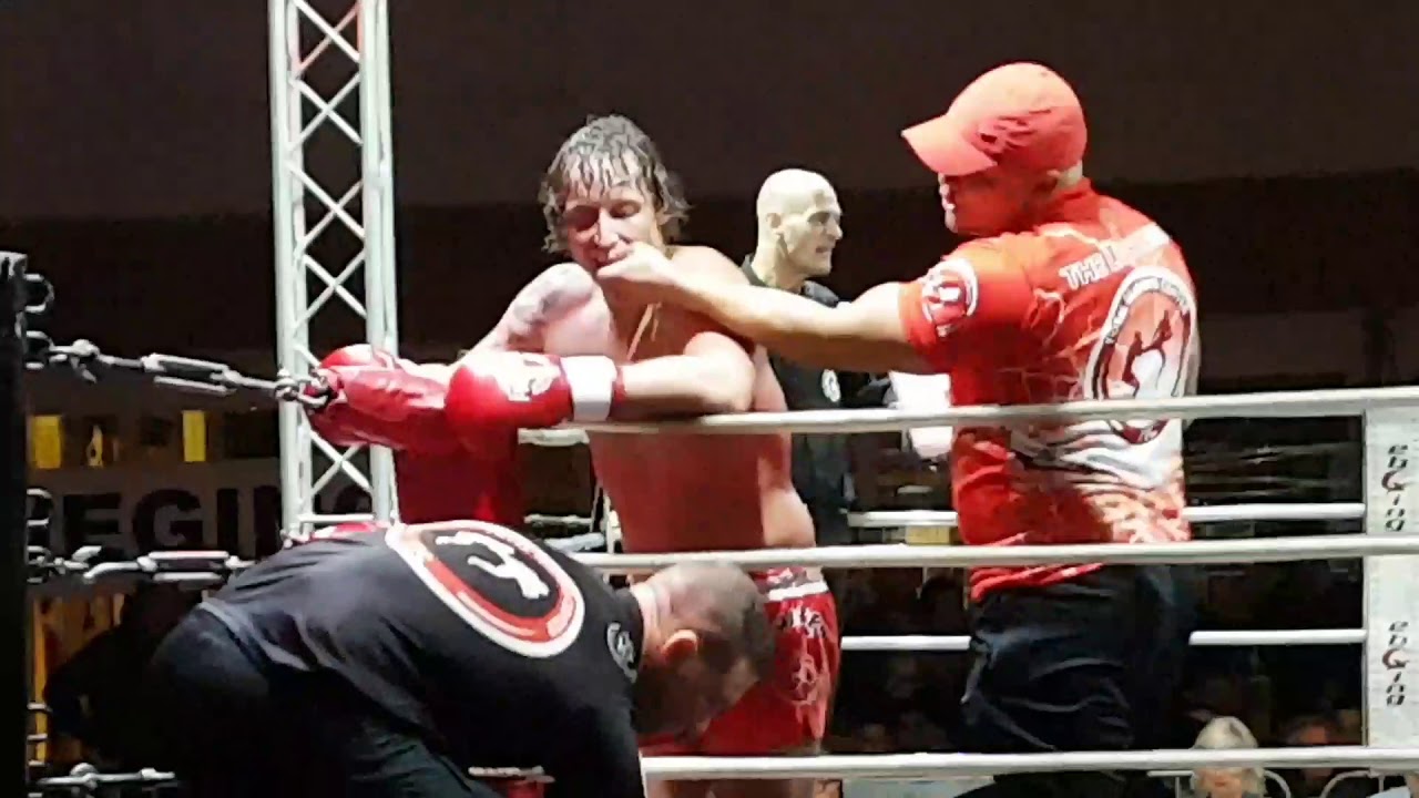 Hans Massing van TTC tijdens het Fearless Kickboxgala in Wassenaar.
