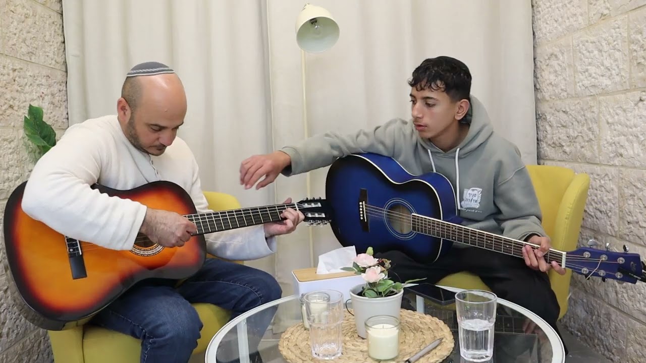 שיעור 2 בגיטרה למתחילים 🎸 איך לנגן נכון עם מפרט