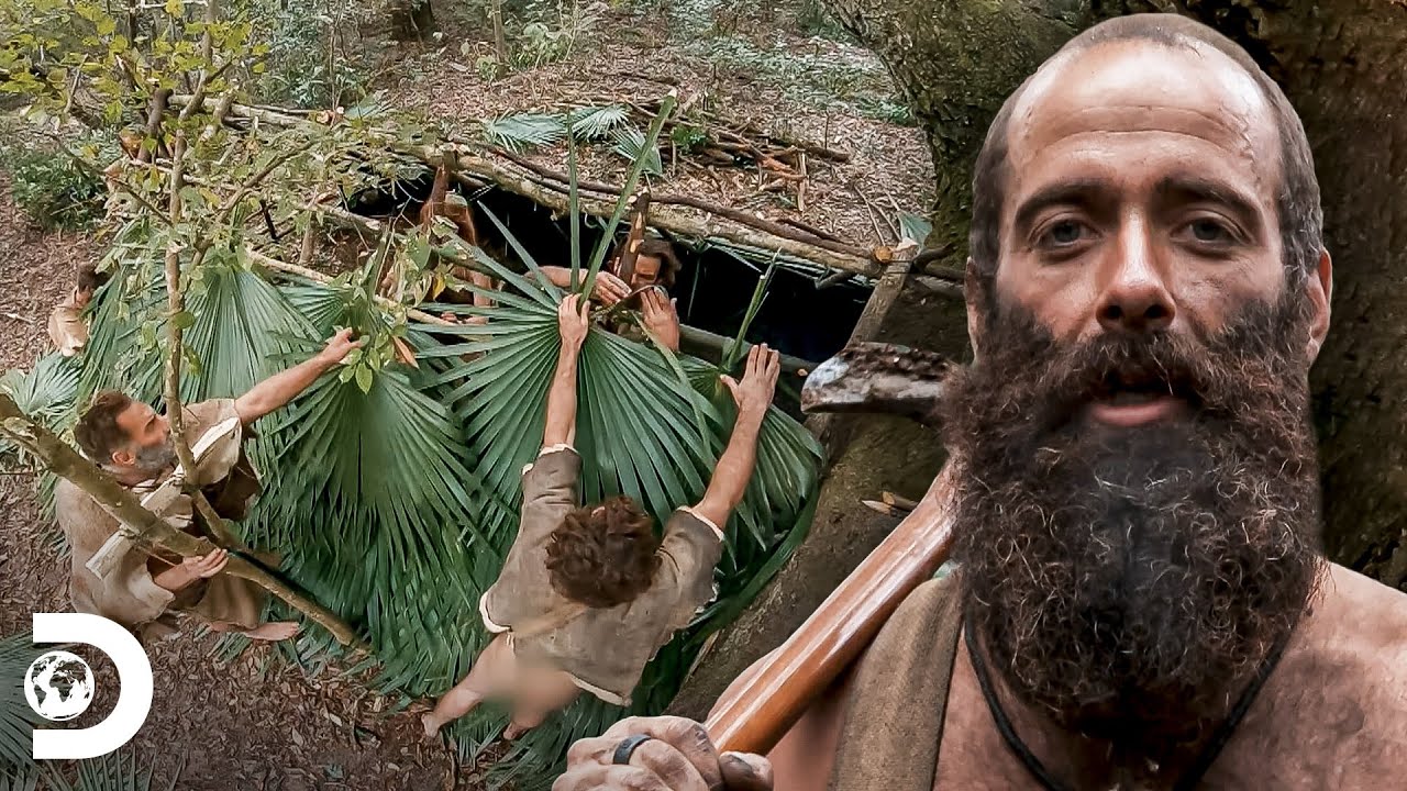 Constru&ccedil;&atilde;o de um acampamento enorme no p&acirc;ntano | Largados e Pelados: A Tribo | Discovery Brasil