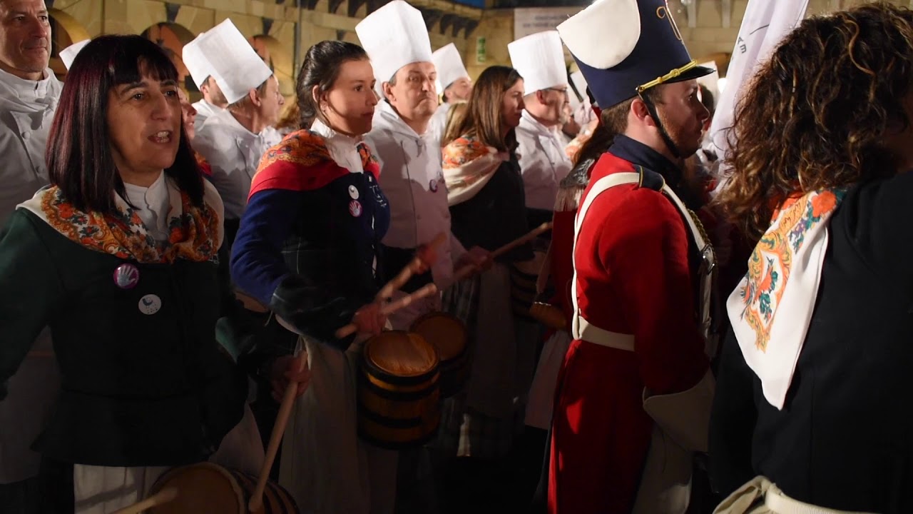 'Ikusi mendizaleak' bandera jaitsieran
