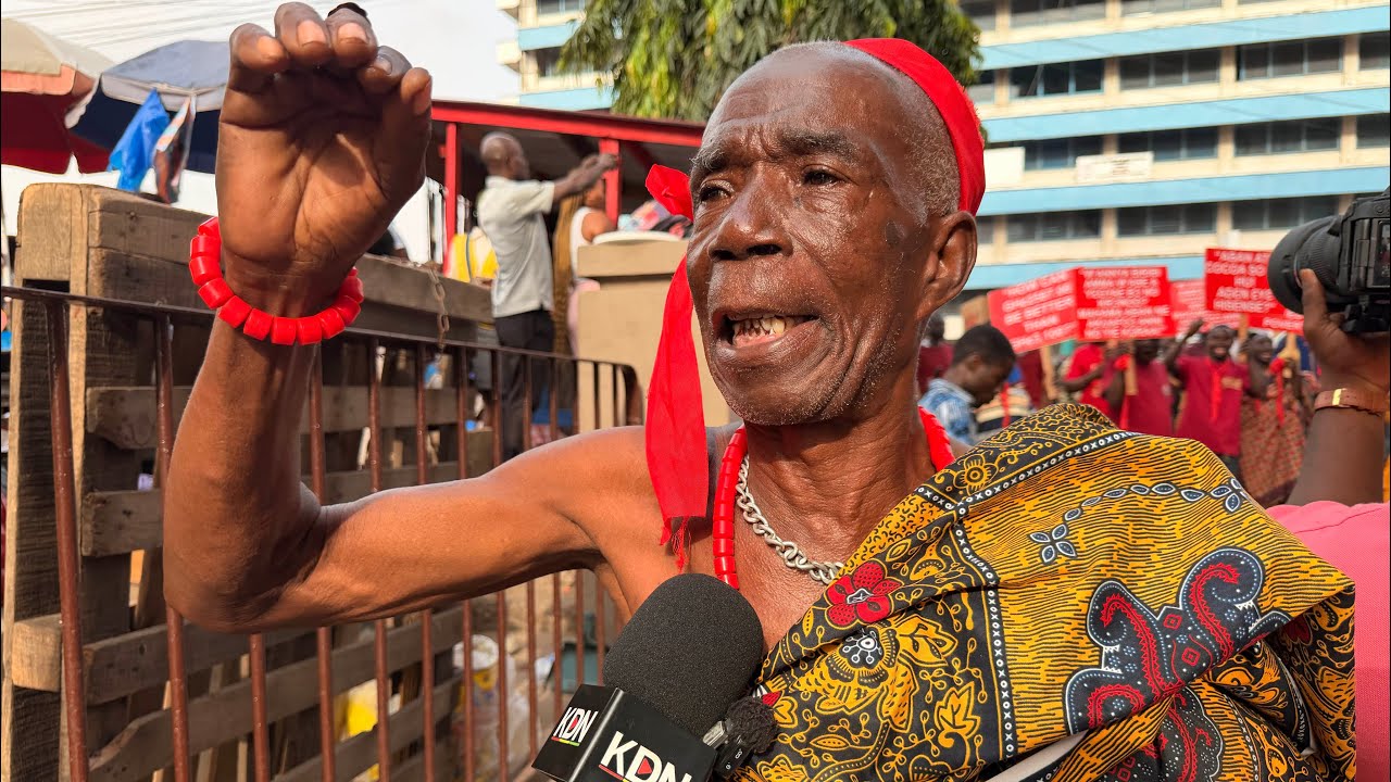 🔥Chaos Erupts Angry Coco Farmers St0rm COCOBOD Office with Placards To Question Randy Abbey & Mahama