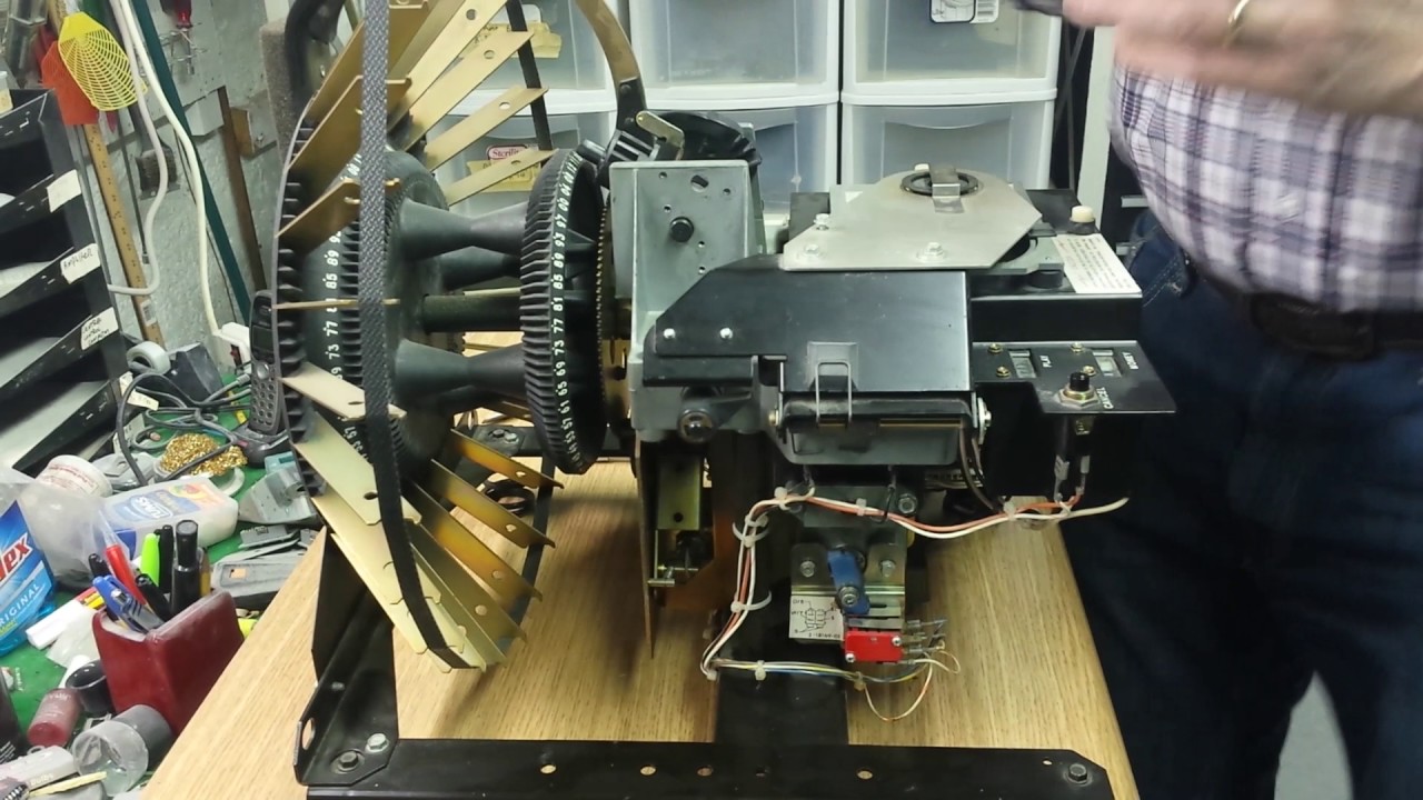 Replacing a gripper arm in a rowe cd jukebox