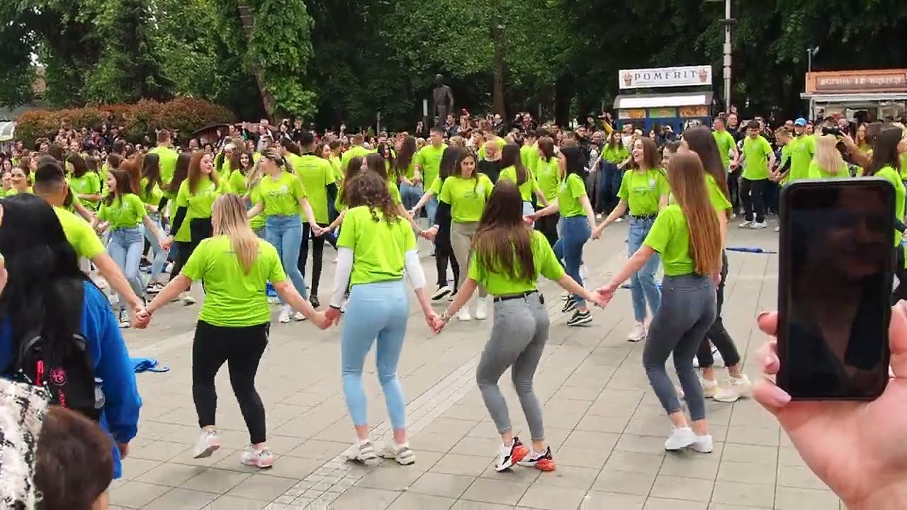 Ples maturanata na centralnom gradskom trgu Užičko kolo Sremska Mitrovica 2023 Ужичко коло выпускной