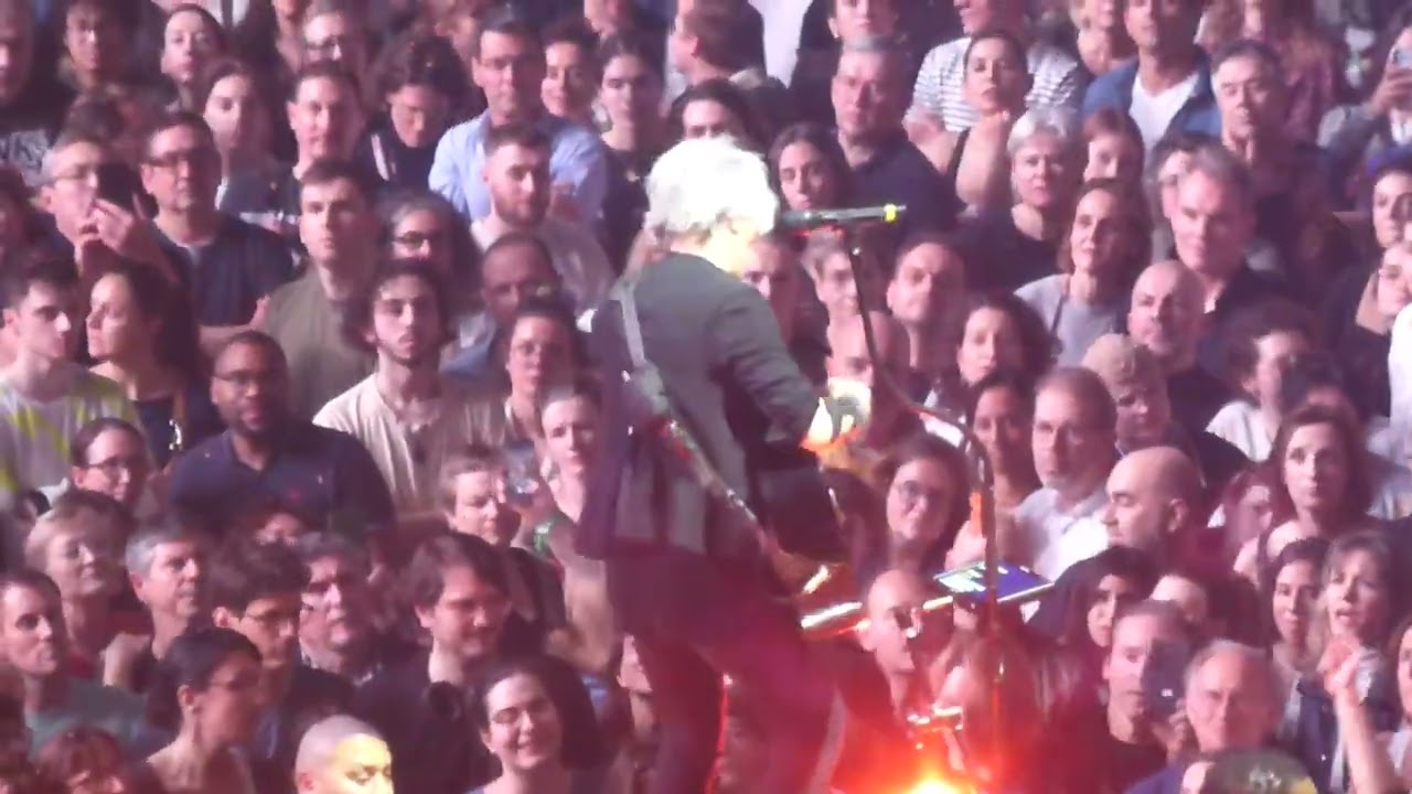 La main sur vous par Indochine @ Bercy le 24 février 2026