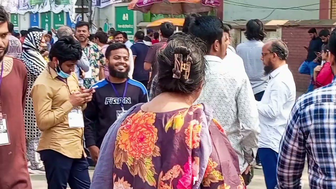 মানিক মিয়া এভিনিউ রাজধানী উচ্চ বিদ্যালয়ে ভোট প্রয়োগ।