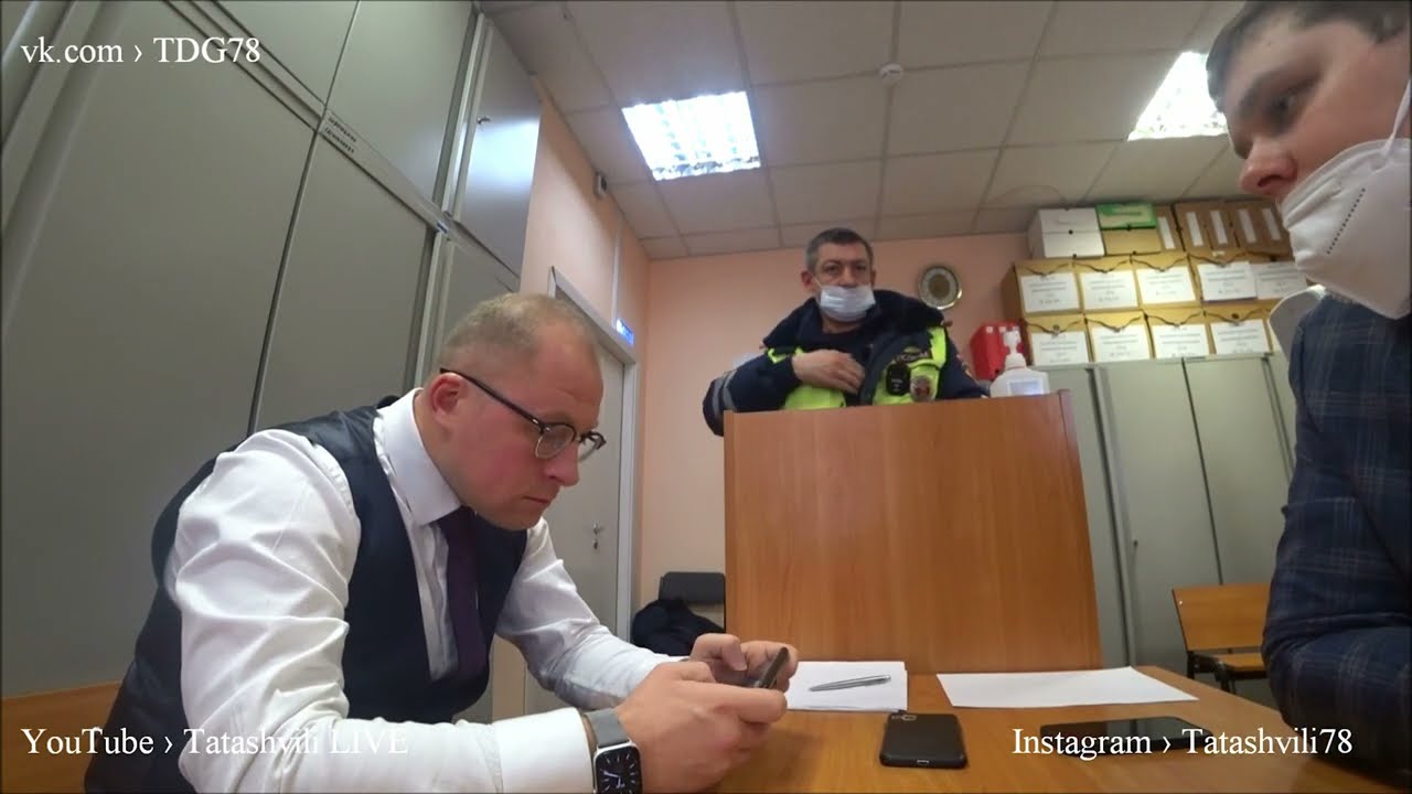 4 / "Судья увидела, что ИДПС облажался и упал лицом в лужу поэтому решила его поднять и умыть!"