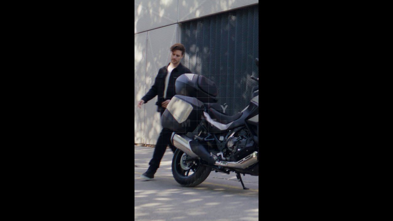 Nov&aacute; Honda NT1100 - pr&iacute;slu&scaron;enstvo (20s video)