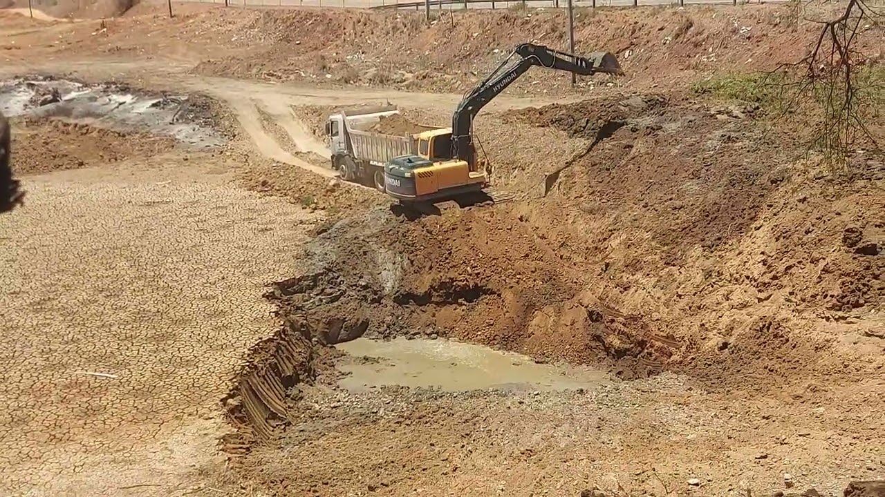 Escavadeira Hidráulica hyundai fazendo limpeza na Lagoa (Parte 3)