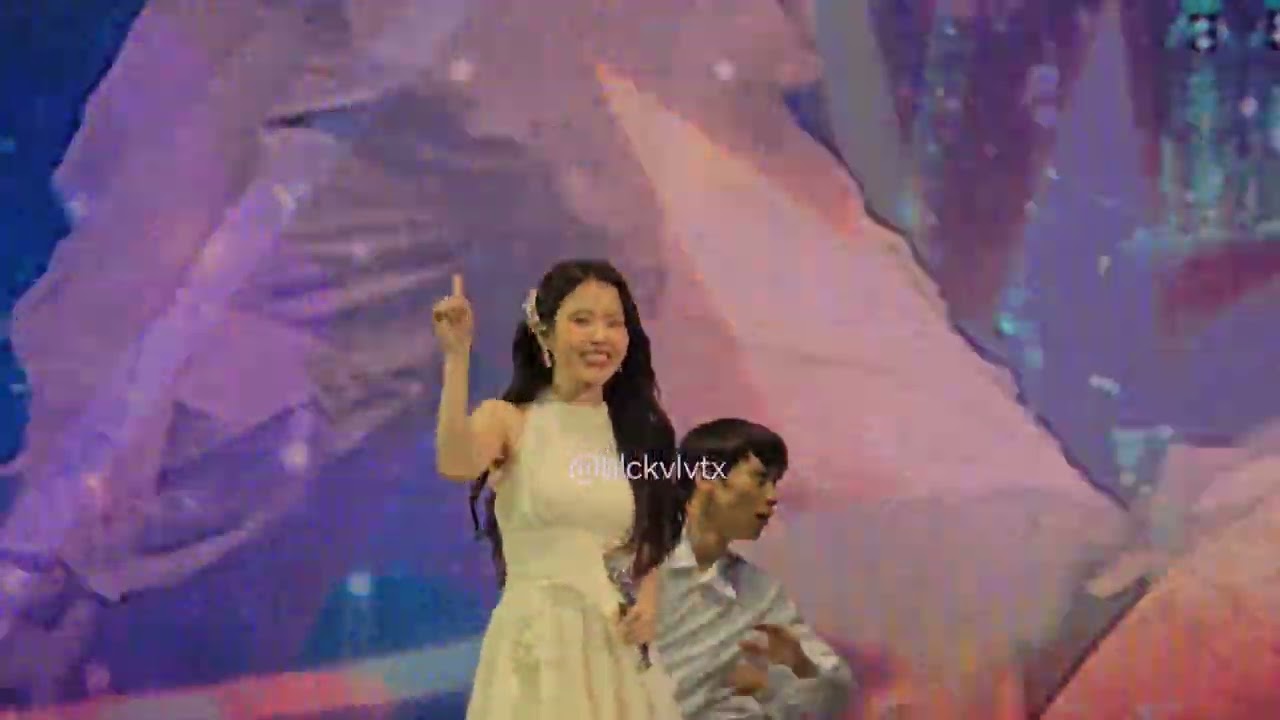 240623 IU (아이유) HEREH world tour in Berlin Shopper +  ULTRA HD fancam