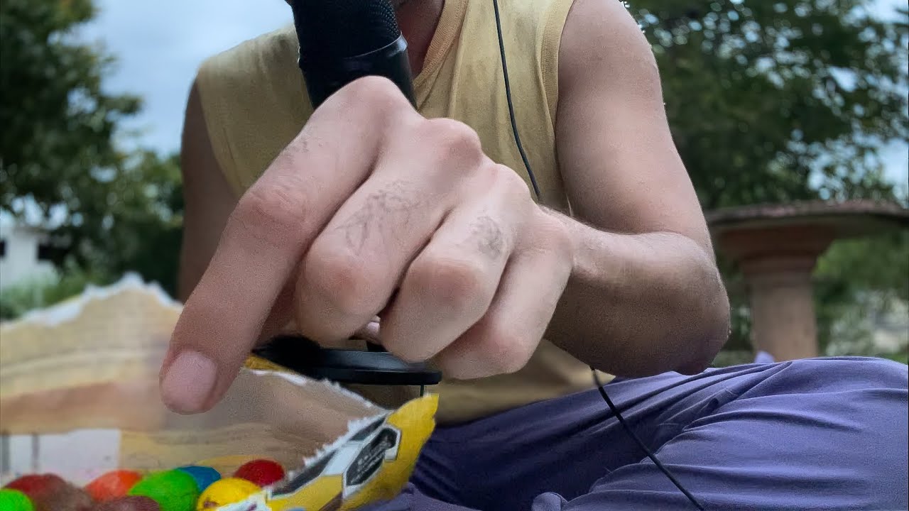 ASMR comiendo M&M’S 🍫 afuera de MI CASA 🏡