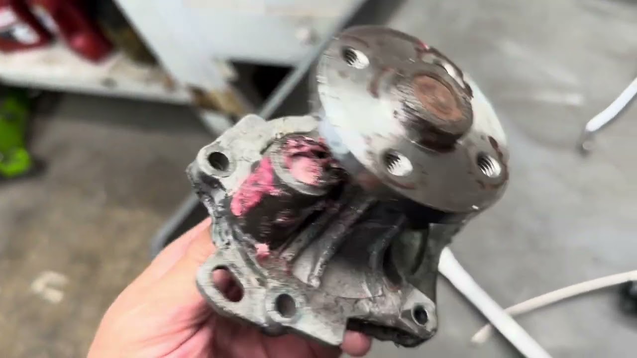 Водяной насос Toyota RAV4 2005 года