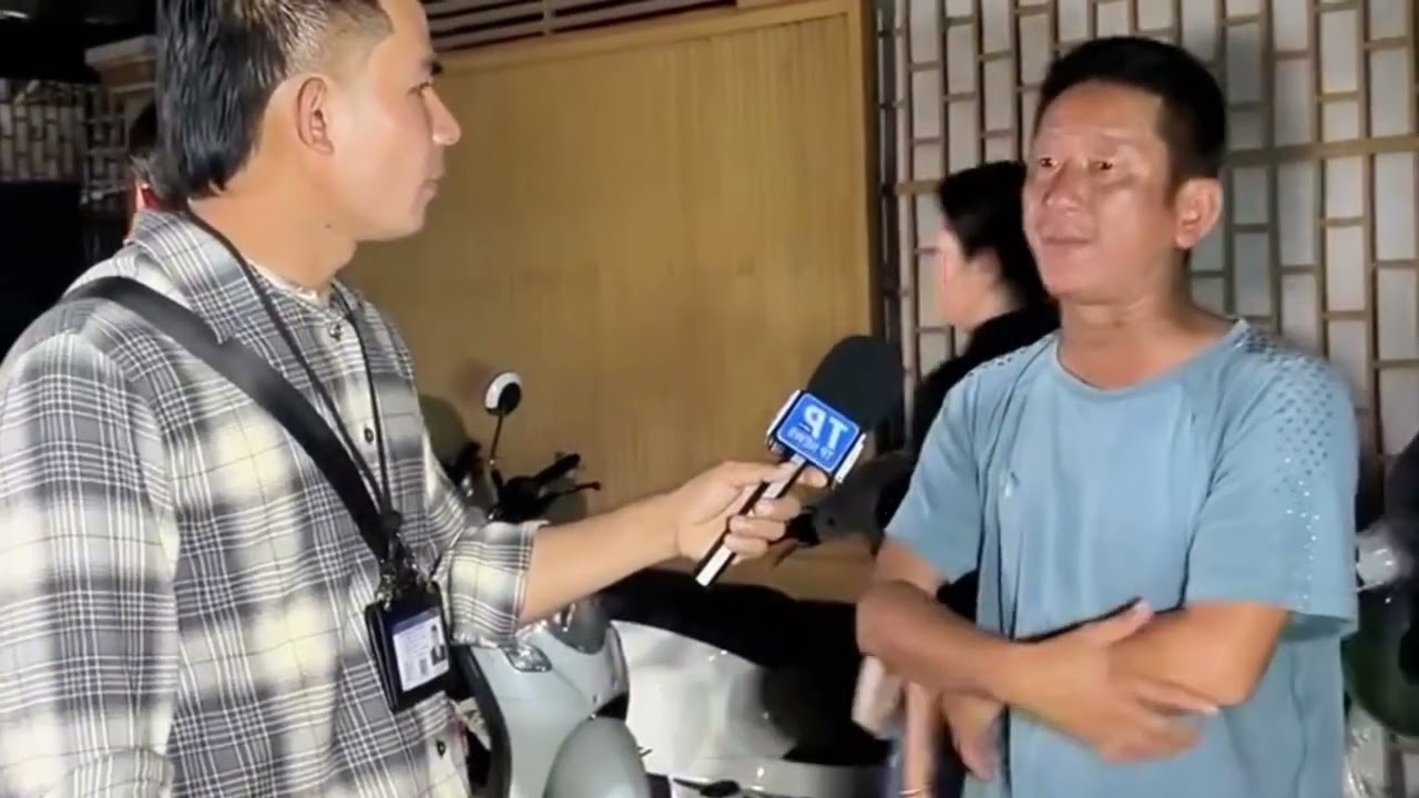 អ្នកភូមិមានការបារម្មណ៍ពីក្មេងៗ ដោយបុរសម្នាក់ដែលបើកតុកៗលឿនៗក្នុងភូមិ។