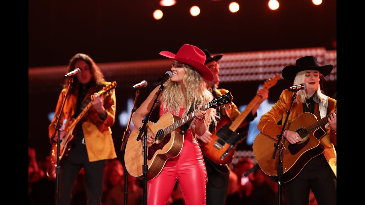 Lainey Wilson – “God Blessed Texas