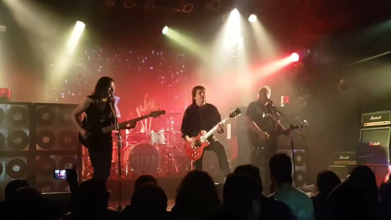 Lester Ramirez.  Space invader.  cover, Two Thousand men. Kiss fest. Roxy live.