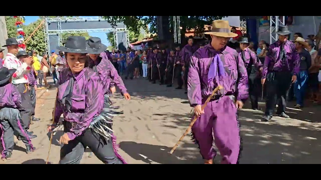 Apresentação das guardas na frente da igreja na festa do Rosário em Paineiras 2025