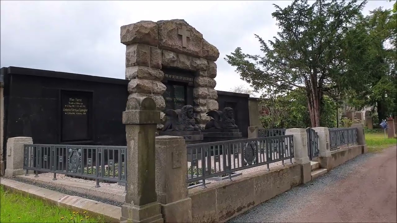 Die Grabanlage des Textilunternehmers Max Fürst auf dem Friedhof in Crimmitschau/Sachsen.