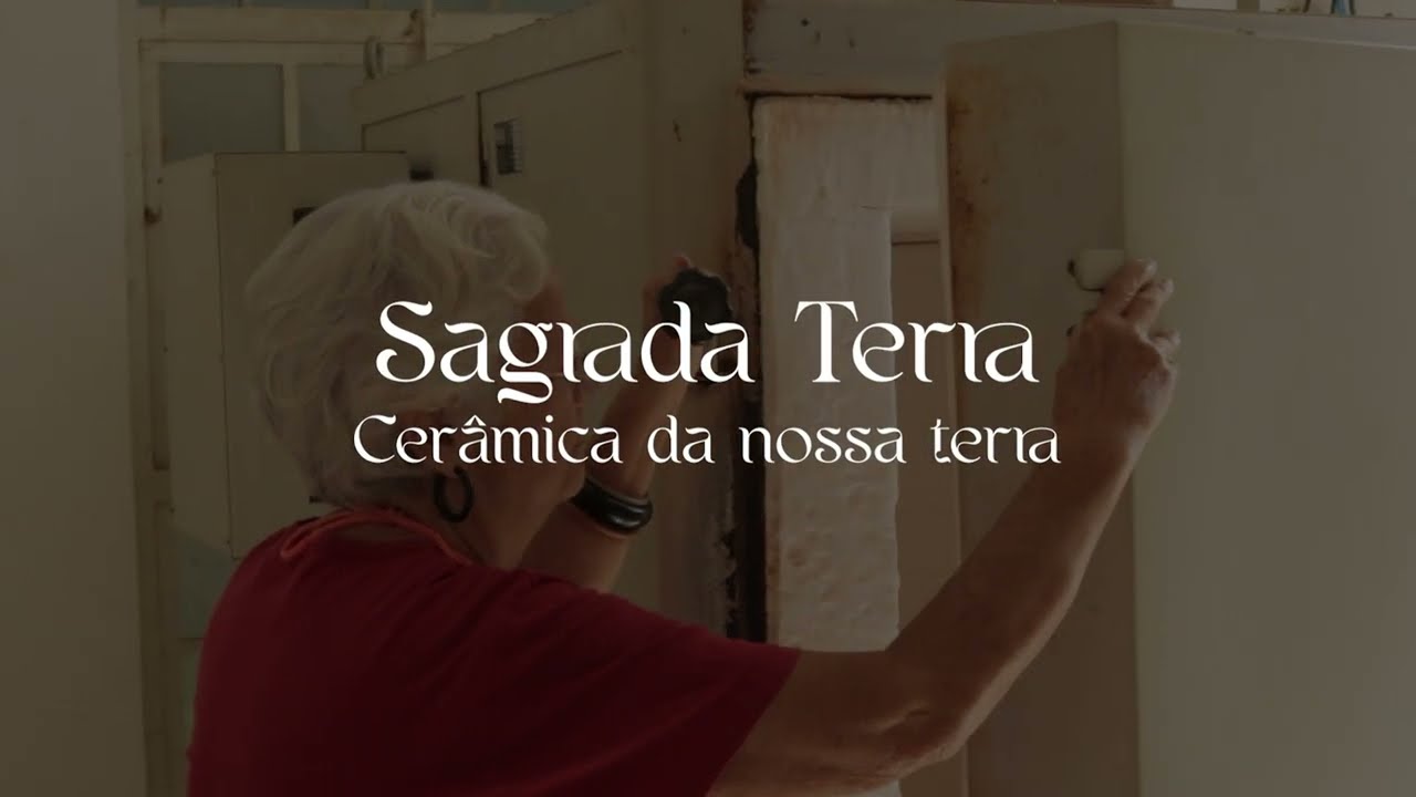 Técnica da Corda-seca! Uma tradição antiga usada na pintura de cerâmica.