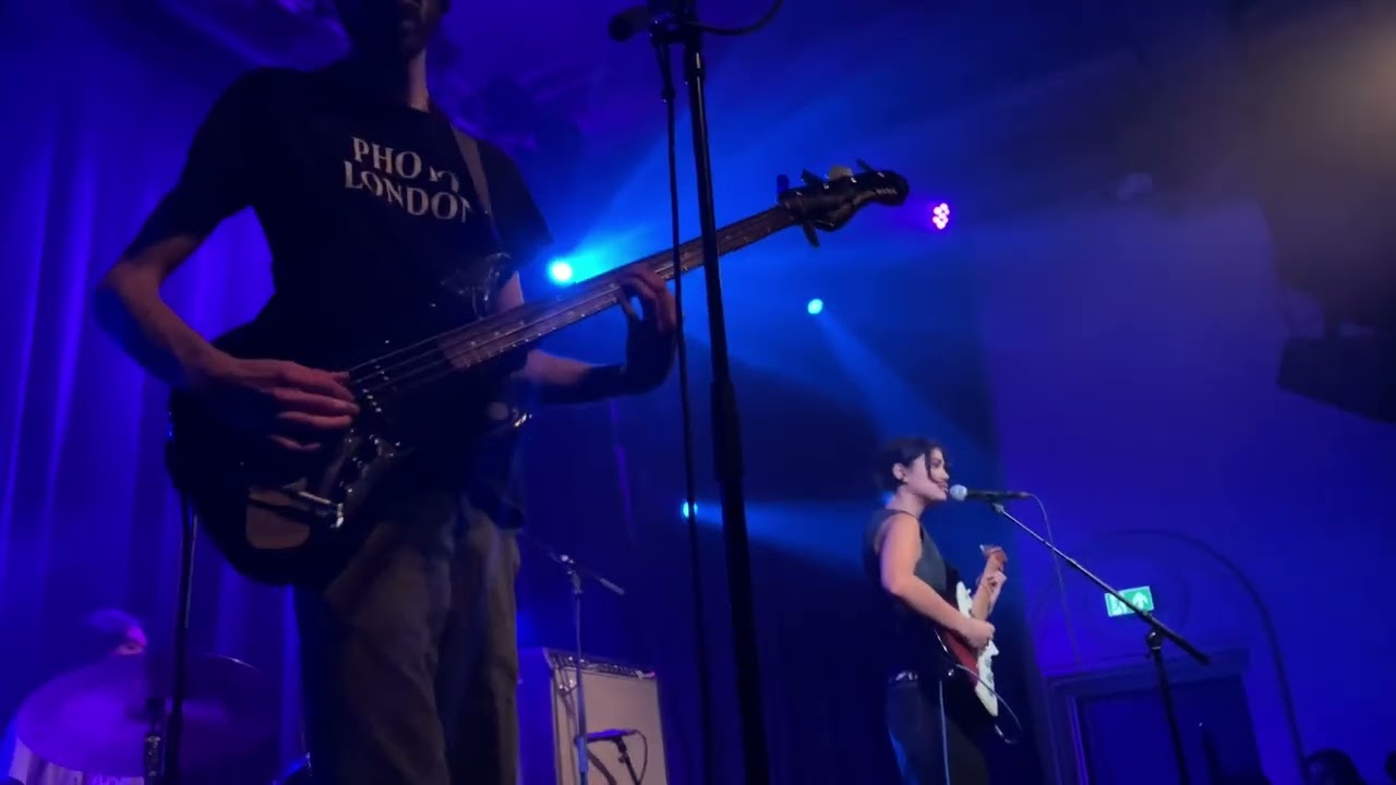 Honeyglaze - Hide - Live at Paradiso 2024
