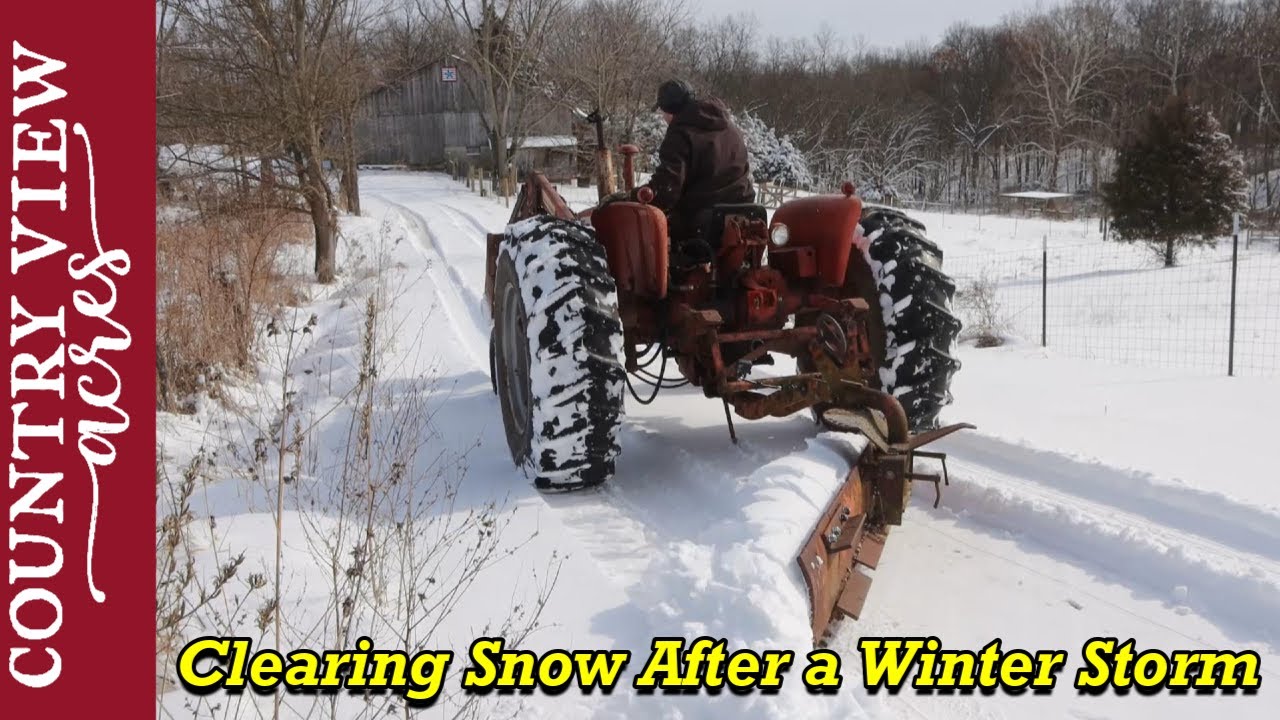 Убираю снег задним отвалом на Allis Chalmers. Всё шло хорошо, пока трактор не застрял.
