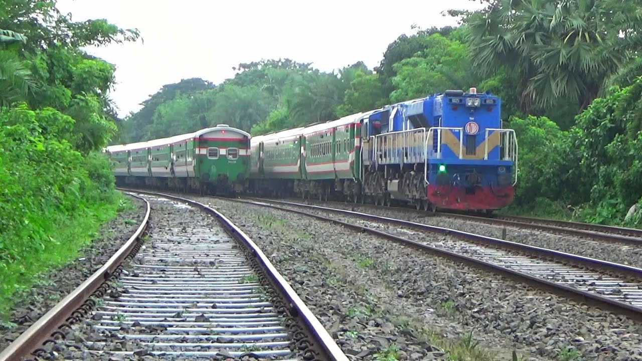 Amazing Curve Parfect Double line  crossing // Two broad gauge train ll Sundarban & Benapole express