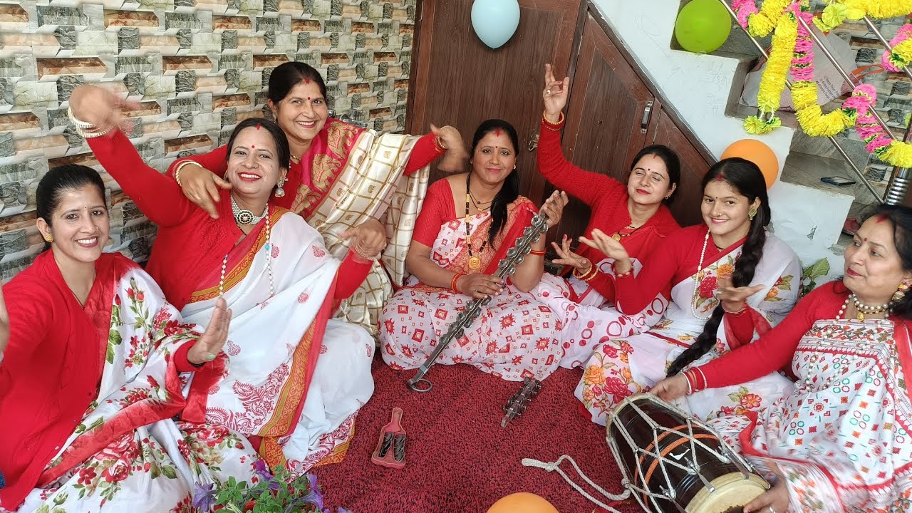 इस होली में यह चटक मजेदार होली जरूरग गायें😍😍👌👌👌 ..होलिन में मिलने आउंगी जरा धीरे से खोलो केवाड़