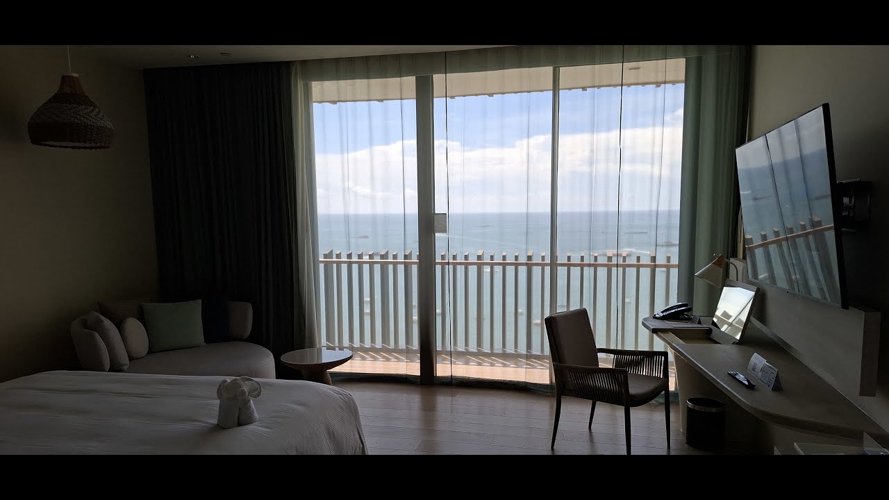 The Hilton Pattaya. Hotel Review. Pattaya Hotels. Where to stay in Pattaya, Thailand