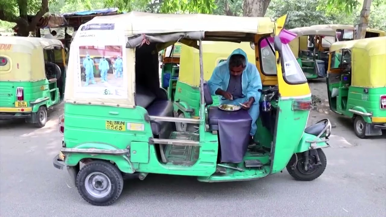 WARNING: GRAPHIC CONTENT &ndash; Autorickshaws become ambulances in COVID-stricken India
