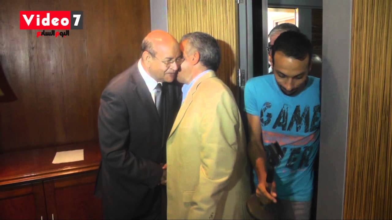 بالفيديو.. محافظ الجيزة يستقبل أهالى كرداسة بمكتبه