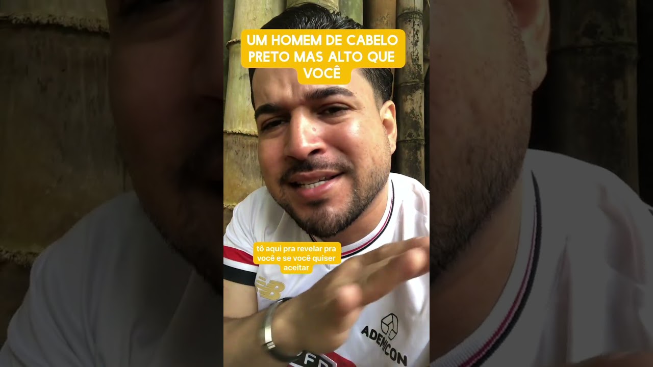 Um homem de cabelo preto mas alto que você 
